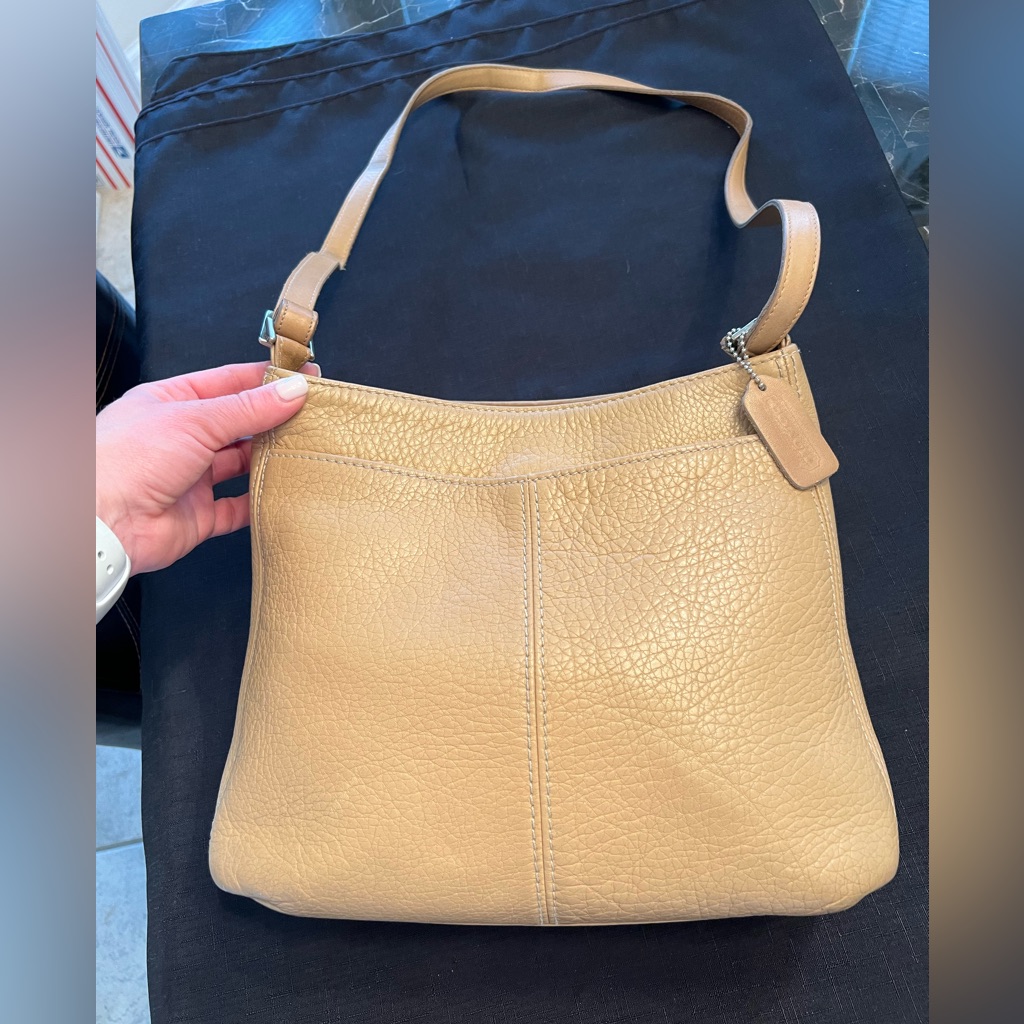 Authentic Coach Shoulder Bag Tan Great Condition Sooo Many Pockets